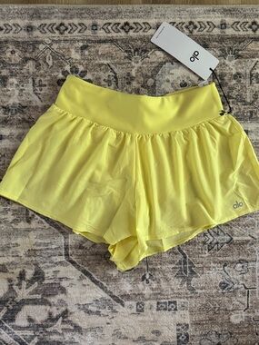 ALO Yoga Victory Running Short in the color Sunshine, Size Small. NWT.